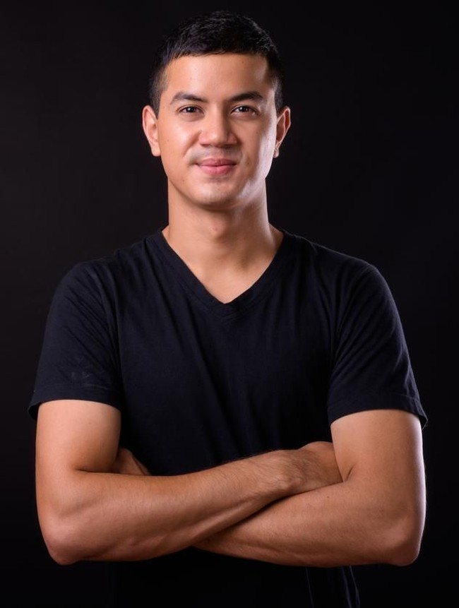 Aura maskulin akan langsung terlihat ketika pria memakai t-shirt polos warna gelap yang pas badan. Ingin kesan ekstra macho? Pilih kaus warna hitam. Foto: iStock