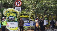 Polisi tampak disiagakan untuk mengatur kendaraan para pelayat.