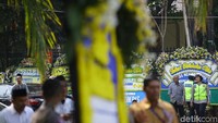 Hingga kini suasana di rumah duka ramai oleh para pelayat.