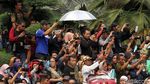 Warga Ramai-ramai Abadikan Kedatangan Jenazah BJ Habibie