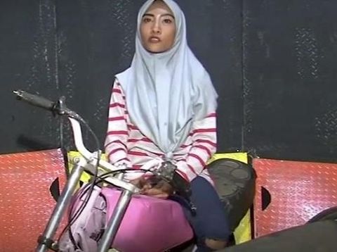 Kenalan dengan Devi, Hijabers Penakluk Tong Setan di Pasar Malam