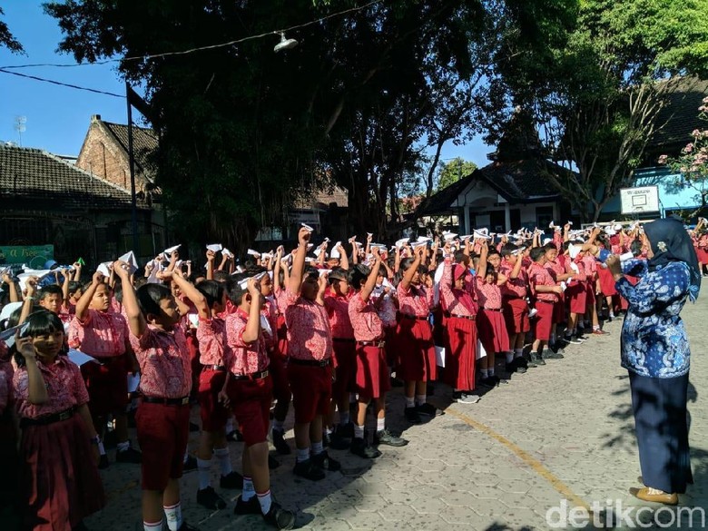 BJ Habibie Meninggal, Ratusan Siswa SD Terbangkan Pesawat Kertas BJ Habibie Meninggal, Ratusan Siswa SD Terbangkan Pesawat Kertas