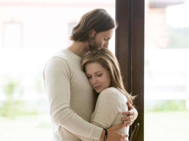 Aroma tubuh yang wangi tentu jadi nilai plus pria. Tapi ternyata wanita tidak selalu menyukai wangi cologne atau parfum yang dipakai pria. Melainkan wangi pakaian yang baru dicuci dan disetrika dengan pengharum kain. Pengguna Reddit menilai aroma deterjen pada pakaian menyamankan dan hanya bisa dicium ketika kamu dekat dengan seseorang. Foto: iStock