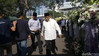 Ketua Umum PBNU KH Said Aqil Sirodj melayat dengan mengenakan baju koko dan peci warna hitam.