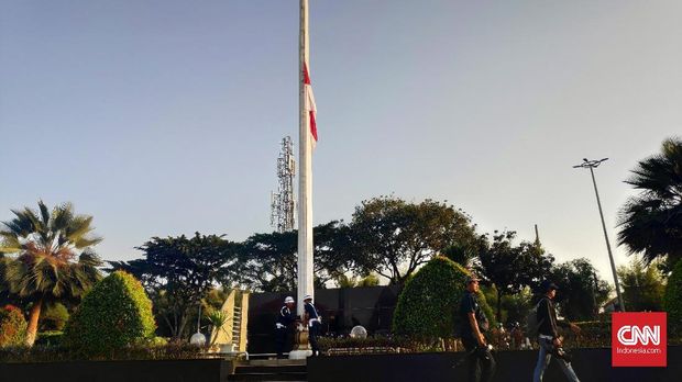 Bendera setengah tiang sebagai tanda berkabung atas kepergian BJ Habibie.