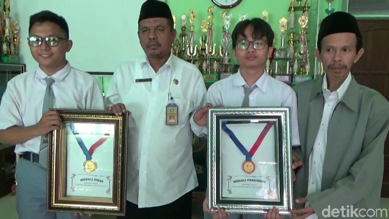 Dua Siswa MAN Kabupaten Pasuruan Sabet Emas Robofest Japan 2019 Dua Siswa MAN Kabupaten Pasuruan Sabet Emas Robofest Japan 2019