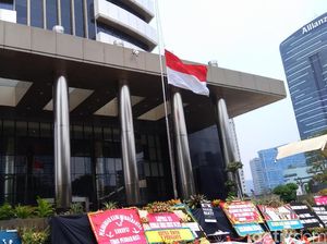 Kibarkan Bendera Setengah Tiang, KPK Kenang Jasa Habibie Berantas Korupsi