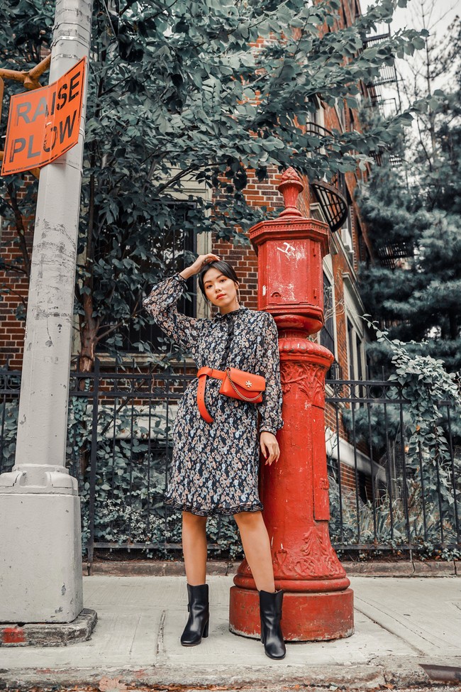 Tatjana bukan satu-satunya selebriti Indonesia yang eksis di fashion show Tory Burch. Hadir pula Olivia Lazuardy yang stylish dengan gaun mini maxi Printed Deneuve Dress, tas pinggang Kira Leather Bag dan Kira Boots. (Foto: Tory Burch/Time International)