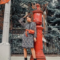 Tatjana bukan satu-satunya selebriti Indonesia yang eksis di fashion show Tory Burch. Hadir pula Olivia Lazuardy yang stylish dengan gaun mini maxi Printed Deneuve Dress, tas pinggang Kira Leather Bag dan Kira Boots. (Foto: Tory Burch/Time International)