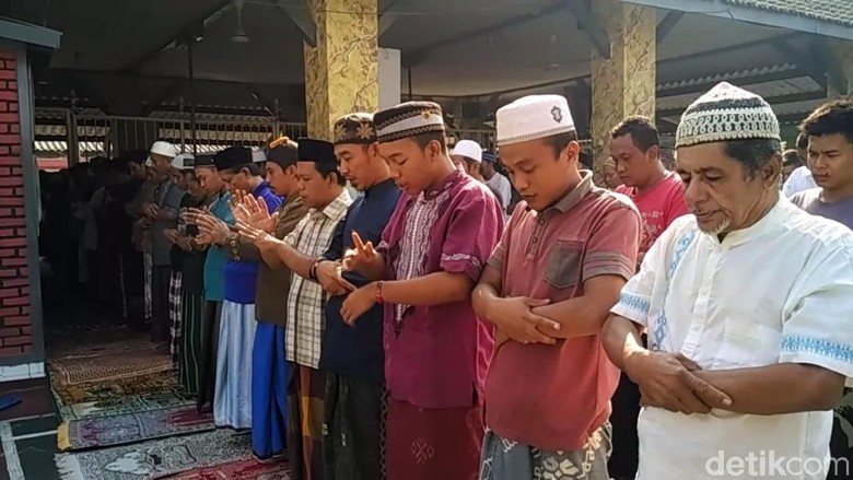Ratusan Napi dan Tahanan Rutan Bangil Salat Gaib untuk BJ Habibie Ratusan Napi dan Tahanan Rutan Bangil Salat Gaib untuk BJ Habibie