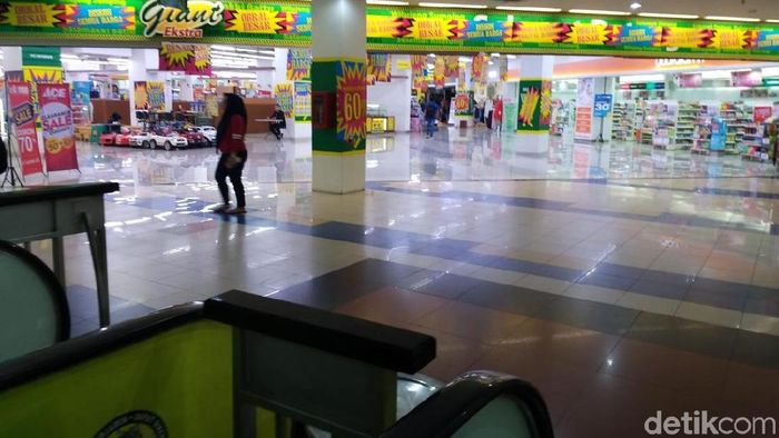 Foto: Giant Point Square Obral Barang (Danang Sugianto/detikFinance) Foto: Giant Point Square Obral Barang (Danang Sugianto/detikFinance)