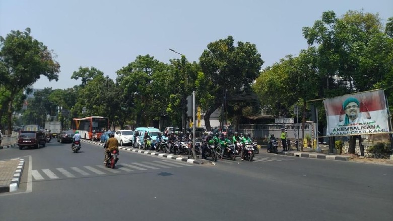 Lalin Sekitar TMP Kalibata Ramai Lancar Jelang Pemakaman BJ Habibie Lalin Sekitar TMP Kalibata Ramai Lancar Jelang Pemakaman BJ Habibie