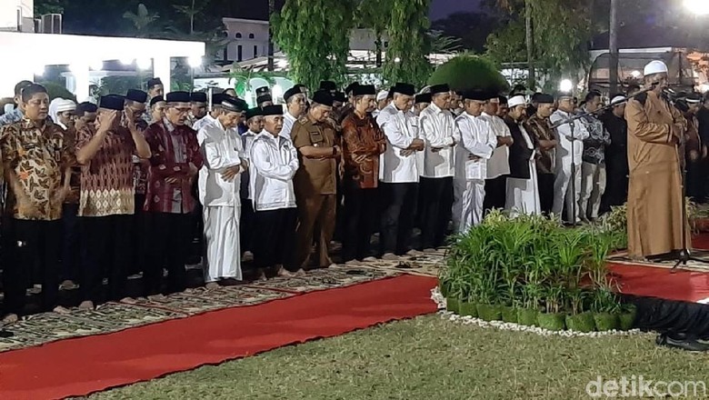 Gubernur Sulsel Bersama Warga Salat Gaib dan Zikir Bersama untuk Habibie Gubernur Sulsel Bersama Warga Salat Gaib dan Zikir Bersama untuk Habibie