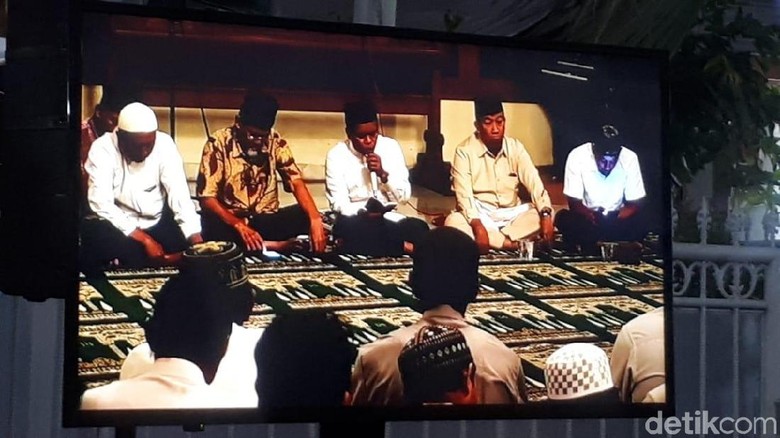 Cerita Ciuman Keluarga dan Sahabat Iringi Kepergian BJ Habibie Cerita Ciuman Keluarga dan Sahabat Iringi Kepergian BJ Habibie