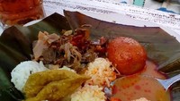 Siapa tak tergiur dengan bola-bola nasi pulen yang direndam kuah lodeh plus sayuran dan telur sambal ini? Foto : Instagram @khurmen_