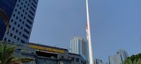 Bendera setengah tiang berkibar di Polda Metro Jaya.