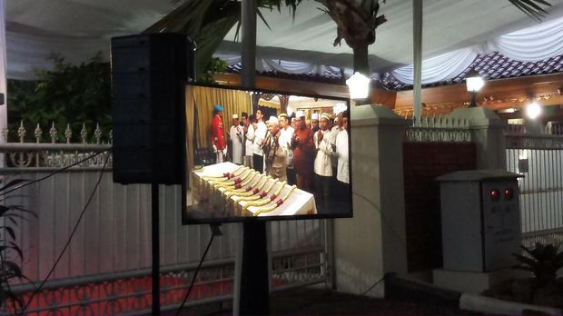  Salat jenazah juga dilakukan secara bergantian oleh pelayat lainnya