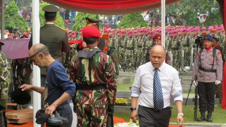 Ilham Ceritakan Kebiasaan BJ Habibie Setiap Jumat ke Makam Ainun Ilham Ceritakan Kebiasaan BJ Habibie Setiap Jumat ke Makam Ainun
