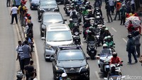 Dengan pengawalan aparat kepolisian lengkap beserta Paspamres turut mengiringi kepergian Presiden RI ke-3 itu menuju peristirahatan terakhirnya.