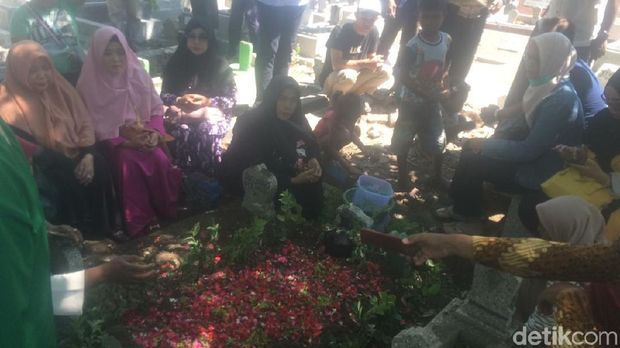 Pemakaman Ida Laila di TPU Kapas Krampung/