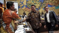 Mula-mula, Totok menyampaikan soal rancangan revisi UU MD3 No 2/2018. Ia mengatakan revisi UU MD3 berisi perubahan tentang jumlah pimpinan MPR menjadi 10 orang. Selanjutnya, ia memaparkan soal rancangan revisi UU KPK No 30/2002. Totok mengatakan ada tujuh materi muatan dalam revisi.