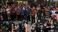 Saya ingin mengklarifikasi Pak Saut kemarin melakukan konferensi pers. Itu adalah persetujuan mayoritas pimpinan. Memang dalam prosesnya ada dinamika, ucap Agus dalam konferensi pers di KPK, Jalan Kuningan Persada, Jakarta Selatan, Kamis (12/9/2019).