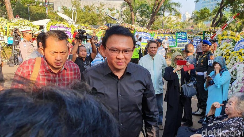 Berpakaian Hitam-hitam, Ahok Melayat ke Rumah Duka BJ Habibie Berpakaian Hitam-hitam, Ahok Melayat ke Rumah Duka BJ Habibie