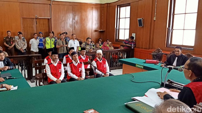 6 Terdakwa Pembakar Polsek Tambelangan Jalani Sidang Perdana 6 Terdakwa Pembakar Polsek Tambelangan Jalani Sidang Perdana