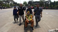 Pantauan detikcom di depan TMP Kalibata, Jalan Pemuda, Kalibata, Jakarta Selatan, Kamis (12/9/2019), terlihat masyarakat mulai berdatangan secara bergelombang sejak pukul 11.00 WIB. Ada yang datang bersama keluarga ke TMP Kalibata.