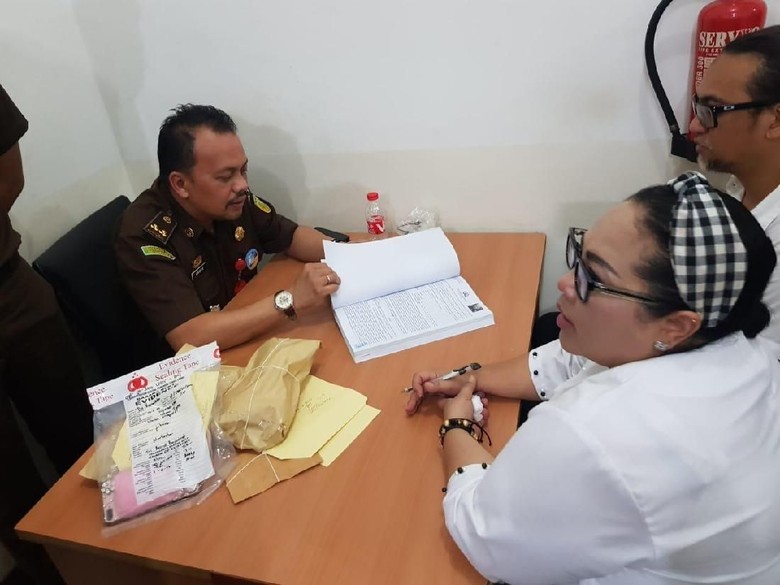 Diserahkan ke Kejaksaan, Nunung-Suami Segera Disidang Terkait Kasus Narkoba Diserahkan ke Kejaksaan, Nunung-Suami Segera Disidang Terkait Kasus Narkoba