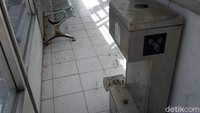 Gerbang tempel kartu untuk menggunakan bus pun terlihat rusak dan tak terpakai. Kabid Sarana dan Prasarana Transportasi Dishub Kota Bandung Suharmaji membenarkan mengenai kondisi sejumlah halte tersebut.