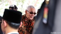 Adapula Wakil Presiden ke-6 Republik Indonesia Try Sutrisno yang turut menghadiri pemakaman BJ Habibie di TMP Kalibata, Jakarta.