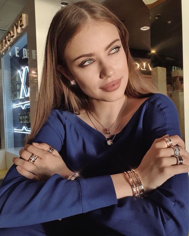 Xenia Tchoumi pun bukan orang yang asing dengan kontroversi. Ketika mengikuti ajang Miss Switzerland di 2006, wanita yang bisa enam bahasa tersebut jadi perbincangan nasional karena dikontrak organisasi selayaknya pemenang kontes kecantikan. Foto: Instagram @xenia