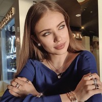 Xenia Tchoumi pun bukan orang yang asing dengan kontroversi. Ketika mengikuti ajang Miss Switzerland di 2006, wanita yang bisa enam bahasa tersebut jadi perbincangan nasional karena dikontrak organisasi selayaknya pemenang kontes kecantikan. Foto: Instagram @xenia