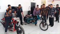 Barang-barang bekas yang dipalai itu antara lain untuk membuat kerangka bodi, knalpot, jok, dan tangki BBM. Barang-barang bekas itu didapat dari industri rumahan logam yang banyak terdapat di lingkungan sekitar sekolah. Sedangkan untuk mesinnya, siswa merakitnya dari komponen-komponen yang dibeli secara terpisah.