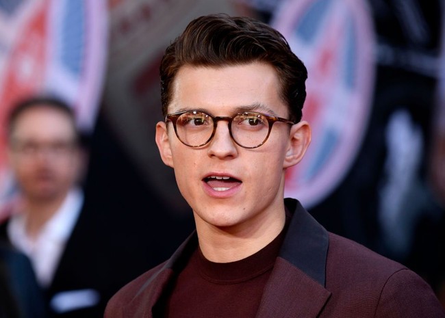 Kenapa pria berkacamata selalu terlihat menarik? Selain karena memberi kesan pintar, kacamata juga membuat wajah terlihat lebih simetris, dan manusia cenderung lebih tertarik pada wajah simetris. Foto: Frazer Harrison/Getty Images