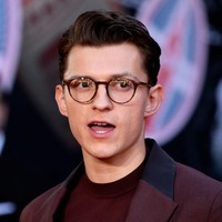 Kenapa pria berkacamata selalu terlihat menarik? Selain karena memberi kesan pintar, kacamata juga membuat wajah terlihat lebih simetris, dan manusia cenderung lebih tertarik pada wajah simetris. Foto: Frazer Harrison/Getty Images