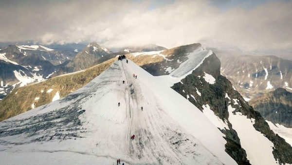 Para ilmuwan mengatakan bahwa gletser yang menutupi puncak gunung kebnekaise terus menyusut. Selama 10 tahun terakhir, tingkat lelehnya mencapai 1 meter per tahun. (CNN)