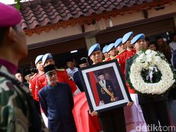 Kisah BJ Habibie Pilih GSM dan Bantu Lahirkan Telkomsel