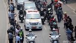 Antusias Warga Saksikan Iring-Iringan Mobil Jenazah Habibie