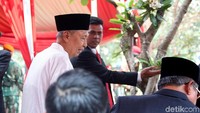 Tokoh nasional lain yang turut menghadiri pemakaman BJ Habibie adalah Wakil Presiden RI ke-9 Hamzah Haz.