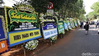 Karangan bunga itu dikirim oleh para pejabat negara hingga dubes negara sahabat.