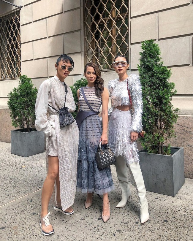 Di kesempatan lainnya, Kelly datang bersama Pevita Pearce dan Patricia Gouw. Pevita memesona dengan dress feminin dan tas Lady Dior bernuansa metalik. Adapun Patricia memilih tampilan yang futuristik. (Foto: Instagram)