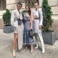 Di kesempatan lainnya, Kelly datang bersama Pevita Pearce dan Patricia Gouw. Pevita memesona dengan dress feminin dan tas Lady Dior bernuansa metalik. Adapun Patricia memilih tampilan yang futuristik. (Foto: Instagram)