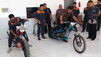 Merakit dua jenis motor tersebut, para pelajar ini tidak harus menggunakan bahan dari toko. Siswa hanya memanfaatkan limbah industri rumahan logam yang banyak tersebar di lingkungan sekitar sekolah.
