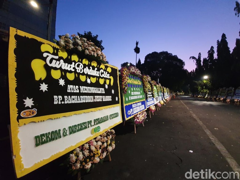 Pagi Hari, Karangan Bunga Berjejeran di Rumah Duka BJ Habibie Pagi Hari, Karangan Bunga Berjejeran di Rumah Duka BJ Habibie