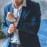 Pria akan terlihat lebih stylish dan menarik jika mengenakan jam tangan yang bagus. Tak harus mahal, tapi yang desainnya elegan dan simpel. Foto: iStock