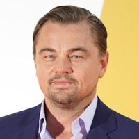 Walaupun telah menjadi aktor yag berpenghasilan cukup besar, Leonardo DiCaprio masih memilih untuk menggunakan mobil Toyota Prius. Dibandingkan dengan pesawat pribadi, saat travelling, Leonardo pun lebih memilih menggunakan pesawat komersil. Pada 1998, bintang film Titanic ini membangun yayasan amalnya sendiri yang diberi nama The Leonardo DiCaprio Foundation. Yayasan amalnya tersebut sudah menyumbangkan sekitar US$ 15 juta hingga US$ 30 juta ke beberapa lembaga amal seperti, Amazon Watch, National Geographic: Pristine Seas, Save the Elephant, dan The World Wildlife Fund. Sebagian besar donasinya diberikannya untuk penyelamatan lingkungan. Foto: Getty Images