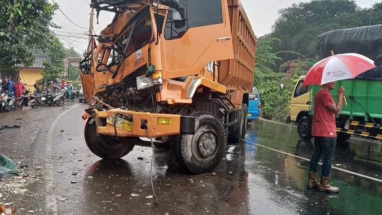 Adu Banteng Bus Vs Dump Truck di Cileungsi, 7 Orang Terluka Adu Banteng Bus Vs Dump Truck di Cileungsi, 7 Orang Terluka