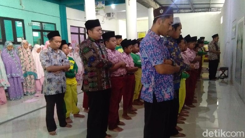 Siswa dan Guru di Lamongan Salat Gaib untuk BJ Habibie Siswa dan Guru di Lamongan Salat Gaib untuk BJ Habibie